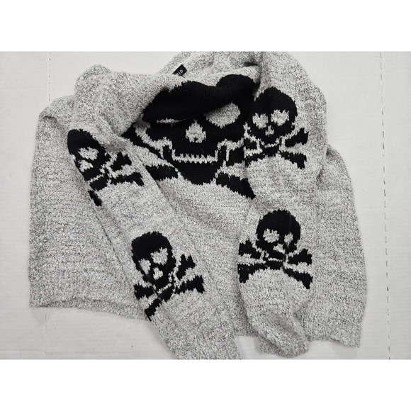 Torrid Skull Sweater Women's Size Large Gray Jolly Roger Crossbones Emo Goth - Picture 9 of 9